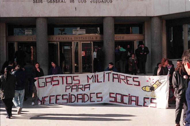 Manifestación de insumisos contra el servicio militar, en 1997, ante los juzgados de la Plaza Castilla
